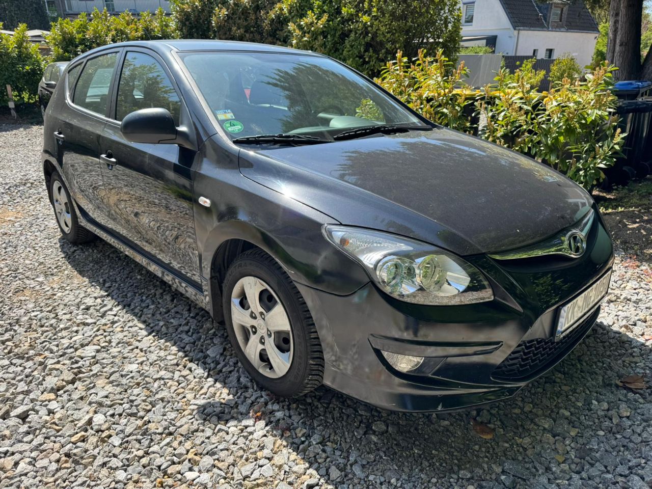 Mehrzweckfahrzeug (Hyundai, i 30) - (Benziner) - (EZ: 19. März 2012) - (53.931 km)  - (Differenzbesteuerung) - (Startpreis: 500,00 EUR)
