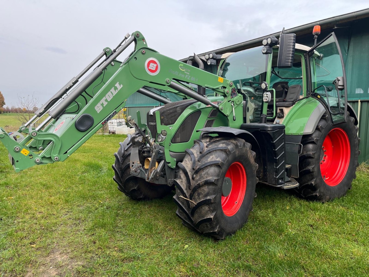 Traktor (Fendt 724 Vario) - (EZ: 11. Juli 2014) - (Betriebsstd.: 6165) - (TÜV: neu) - (Stoll Frontlader) -  (RTK vorgerichtet) - (Der Motor wurde vor 200 Std. neu überholt) - (Startpreis: 77.500,00 EUR)