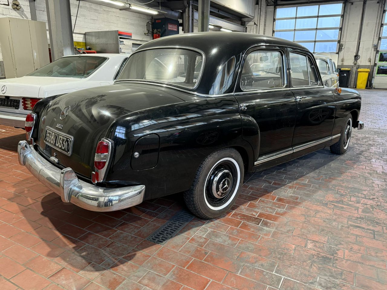 Oldtimer (Mercedes-Benz, 190 B Ponton W121) - (EZ: 28. Juli 1960) - (40.494 km abgelesen)