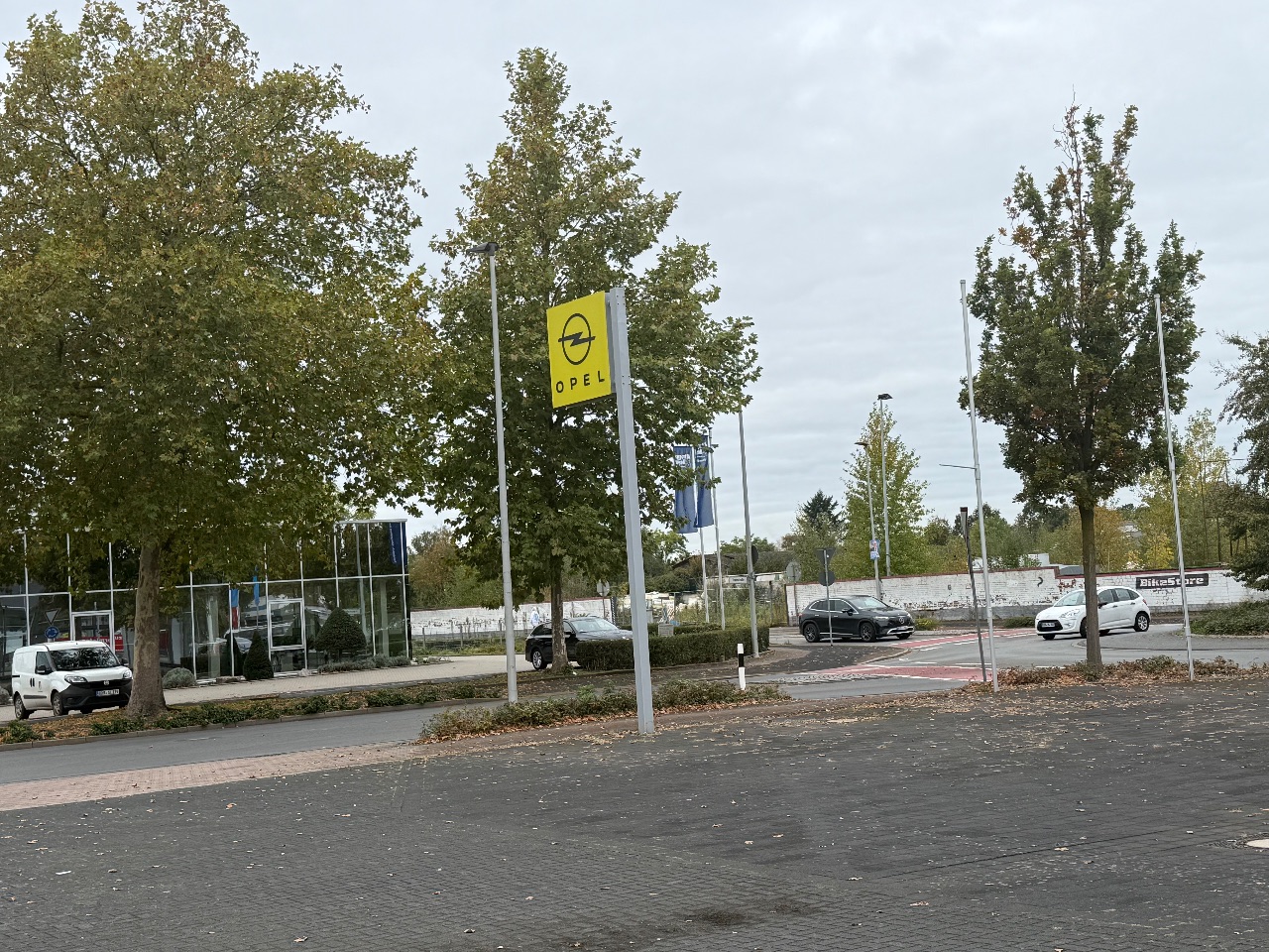 aktuelle Opel CI (Corporate Identity) für Service-Standorte ist klar, modern und elektrisierend (3-teilig) - (Startpreis: 1.000,00 EUR)