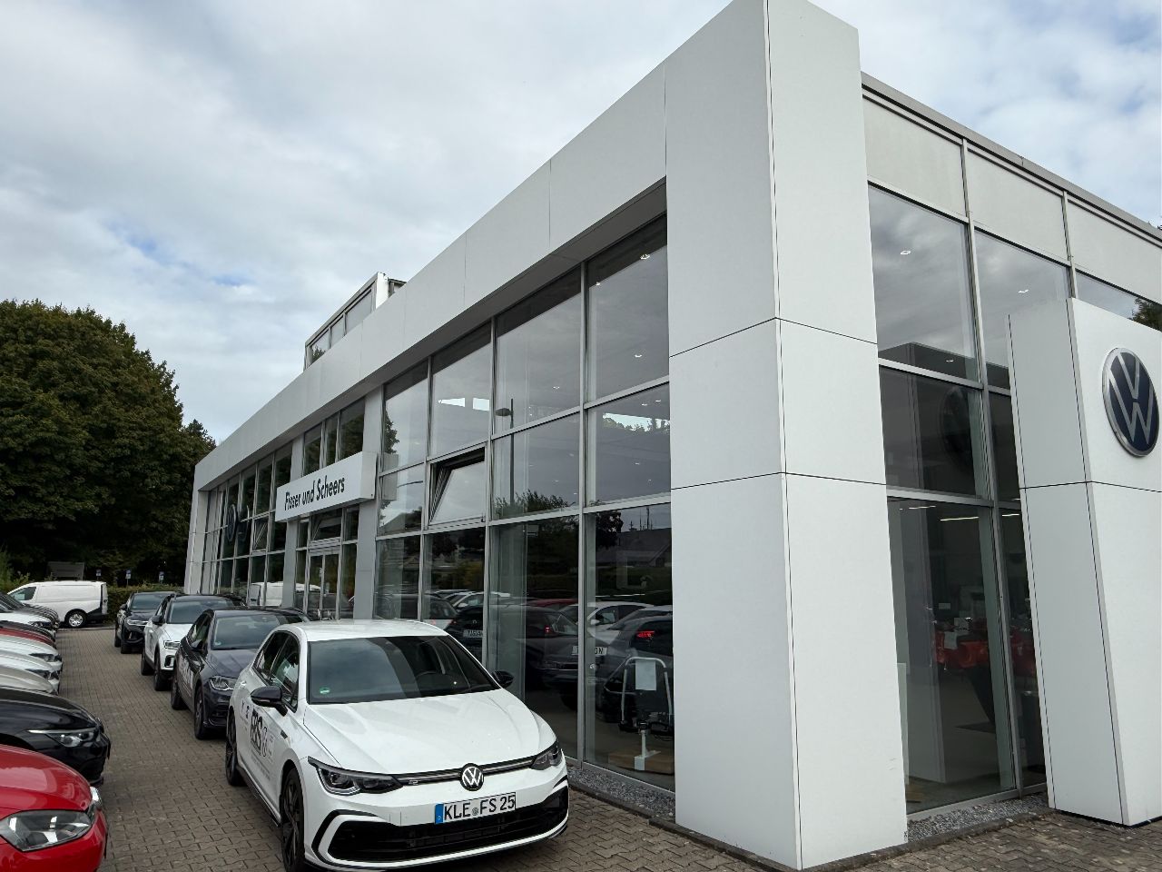 Beleuchteter LED-Gebäuderahmen (Länge: ca. 30 m) - (Tiefe: ca. 50 cm) - (Höhe: ca. 6,2 m) - (mit massiver Metall-Unterkonstruktion) - (Startpreis: 100,00 EUR)