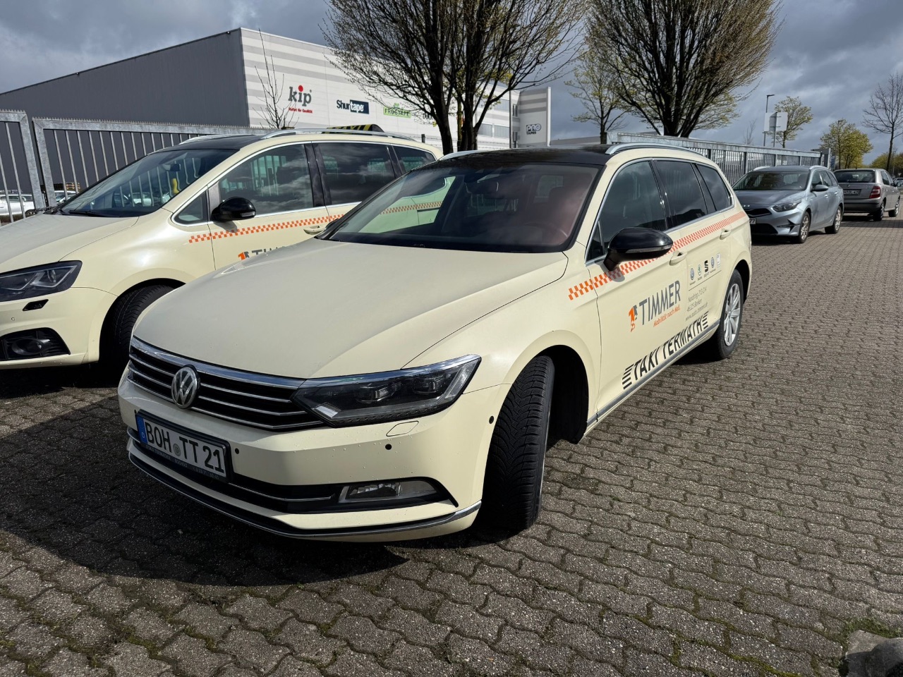 Kombilimousine (Taxi) - (Volkswagen, Passat 2.0 TDi) - (EZ: 17. November 2015) - (617.695 km) - (Startpreis: 1.750,00 EUR)