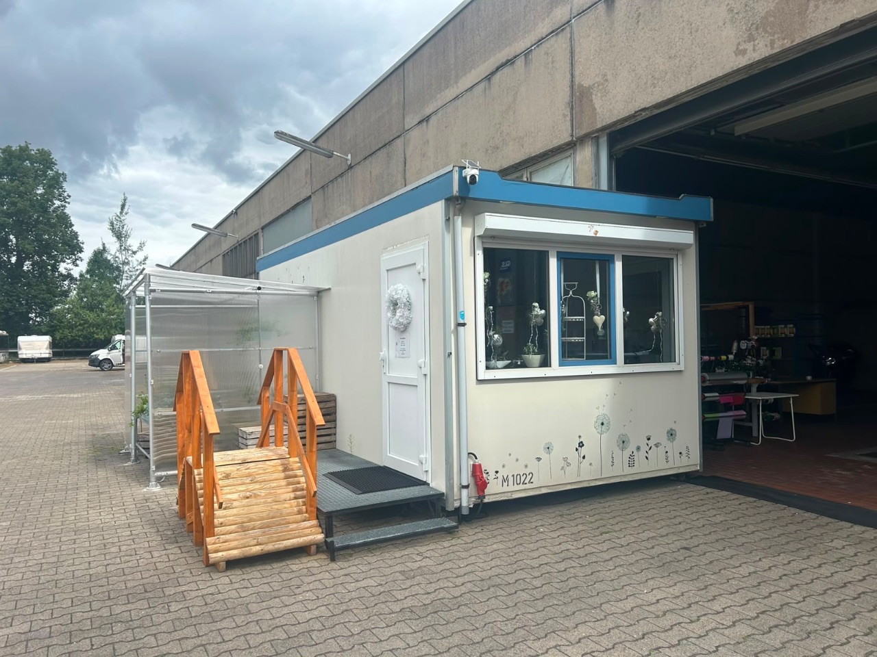 Verkaufs-Container (komplett dicht) - (ohne Inhalt) - (Abm.: 620 x 300 x 240 cm)  - (mit Rollo) - (2 Türen) - (Beleuchtung, Heizung, Steckdosen, separatem Sicherungskasten) - (Startpreis: 1.850,00 €)