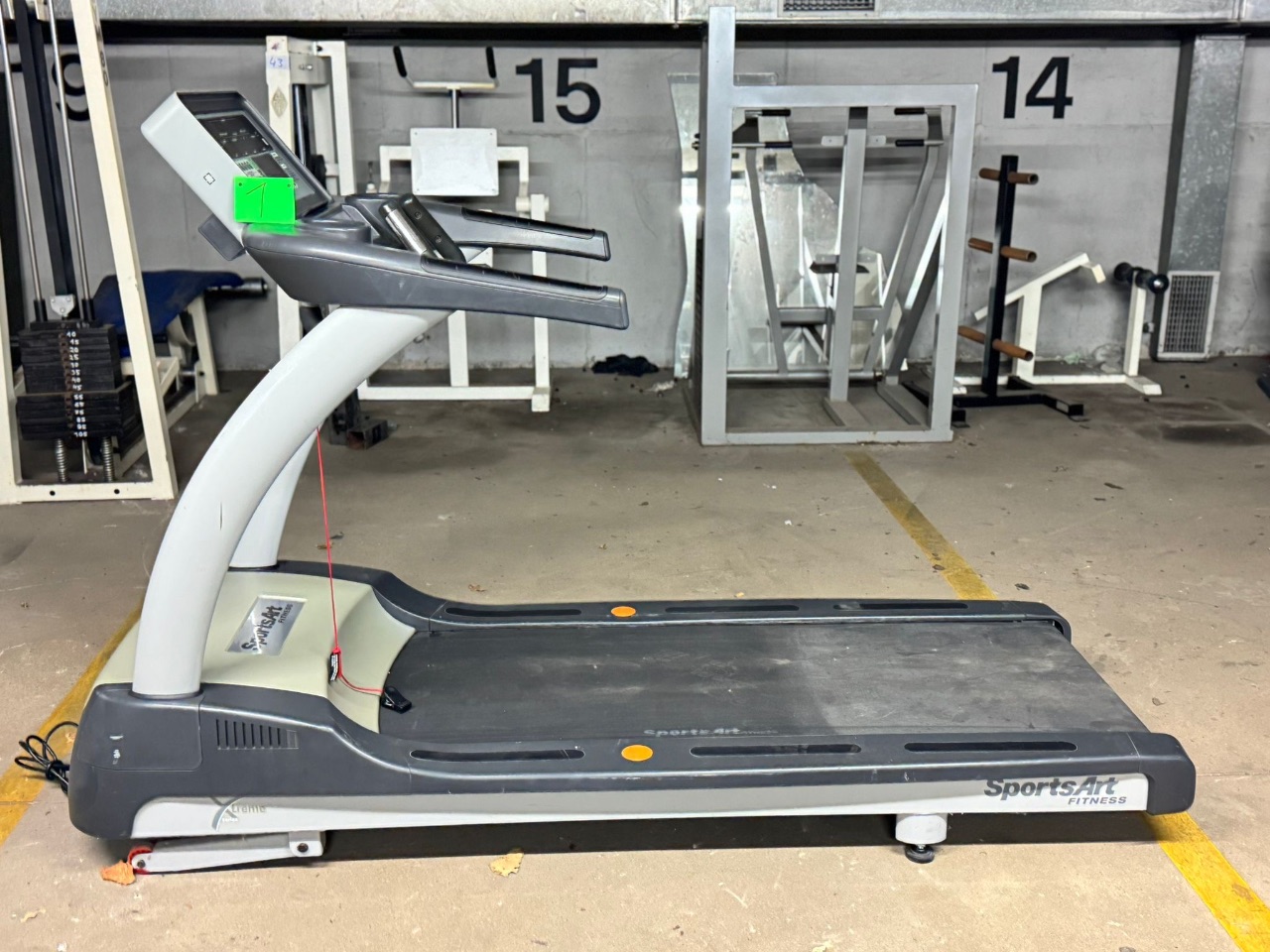 komplette Einrichtung eines beräumten Fitnessstudios