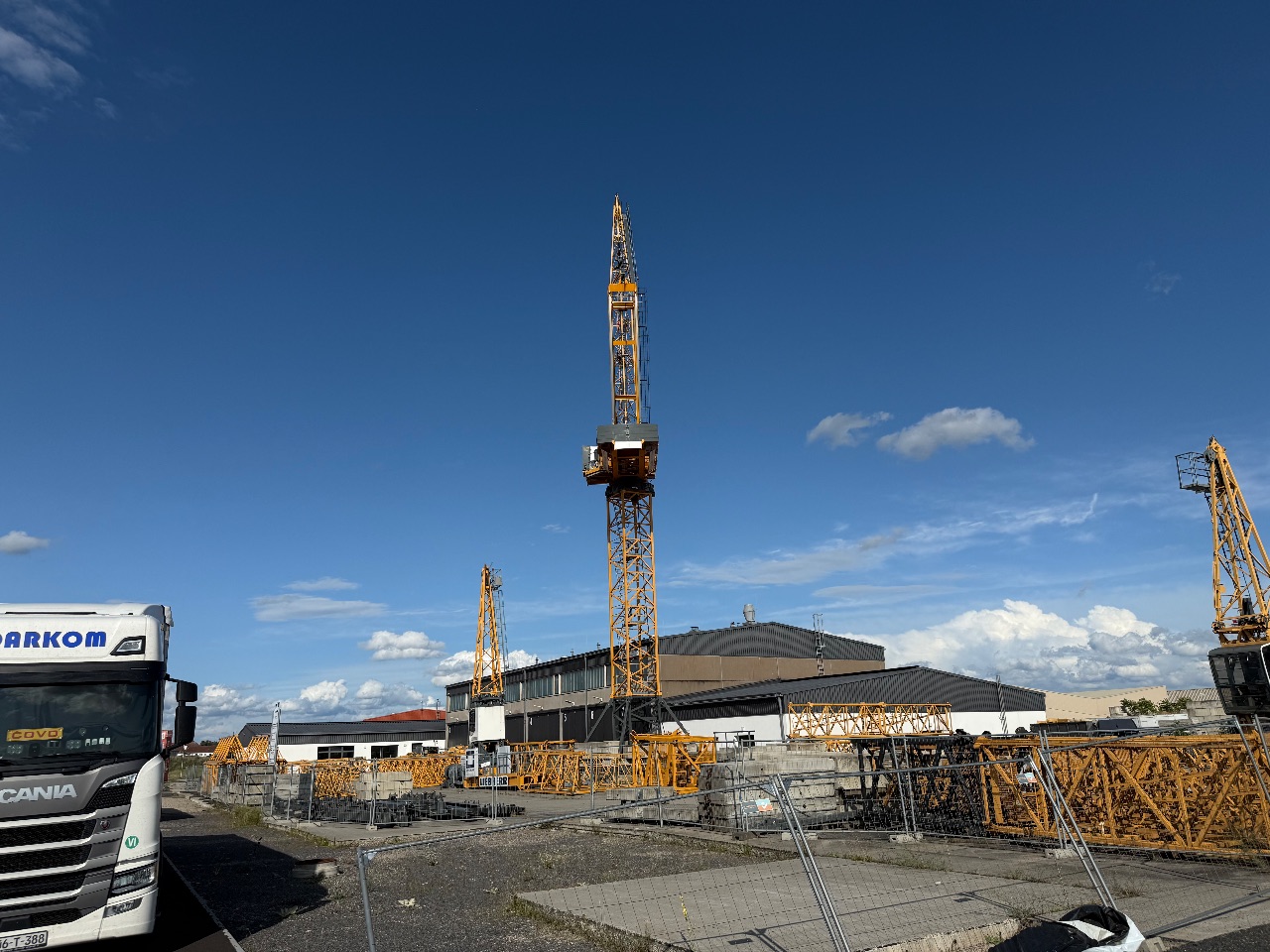 Kran (Liebherr, 160 HC-L 8/16) - (Bj.: 2009) - (Höhe: 37,5 m) - (Auslage: 55 m) - (Komplett instand gesetzt, sandgestrahlt und neu lackiert !) - (Startpreis: 165.000,00 EUR)
