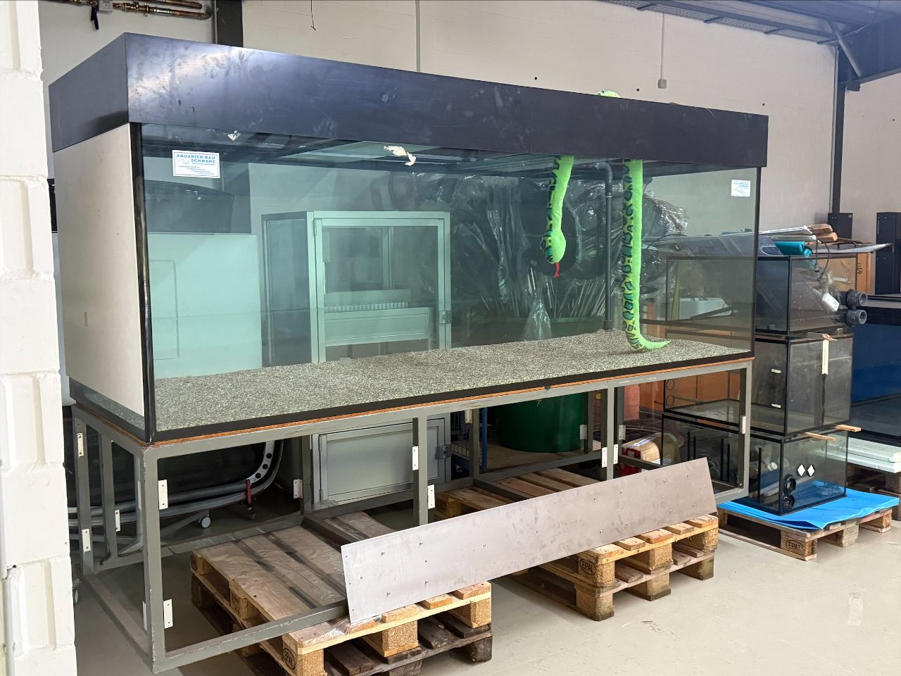 Posten Aquarien (2 Stück) - (Maße: 400 x 70 x 80 cm + 300 x 100 x 100 cm) - (mit Pumpen, Beleuchtung + Technikbecken) - (Neupreise: 18.000,00 € + 9.000,00 €) - (detaillierte Informationen im Langtext) - (Startpreis: 2.500,00 EUR)