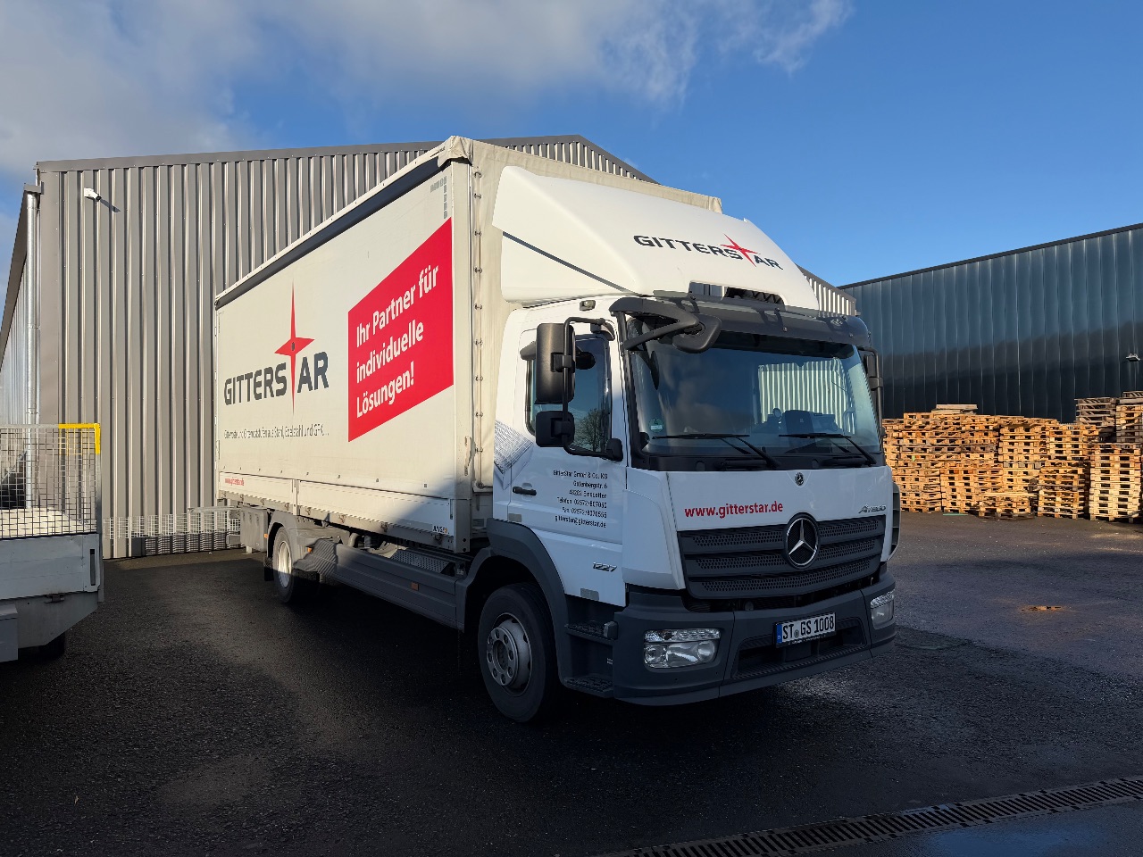 LKW Pritsche Plane mit Hecktüren (Mercedes-Benz, Atego 1227 L 4x2 V 08 (BA Seitenplanen/Curtainsider) - (EZ: 21. April 2022) - (Startpreis: 18.500,00 EUR)