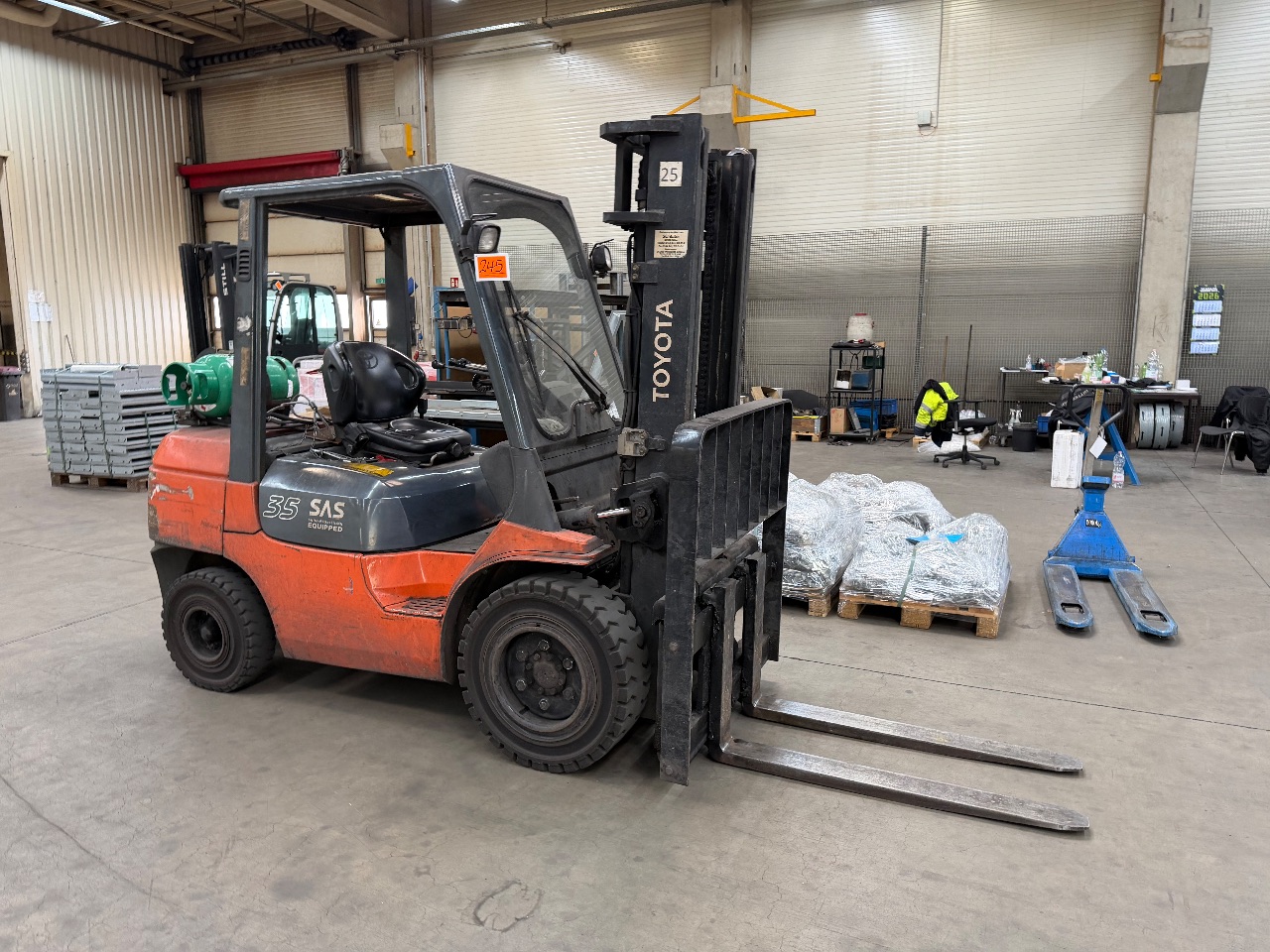 Gas-Gabelstapler (Toyota, 02-7FGJF35) - (Bj.: 2004) - (Tragkraft: 3500 kg) - (Hubhöhe: 3300 mm) - (Betriebsstunden: z.Zt. 14.221)