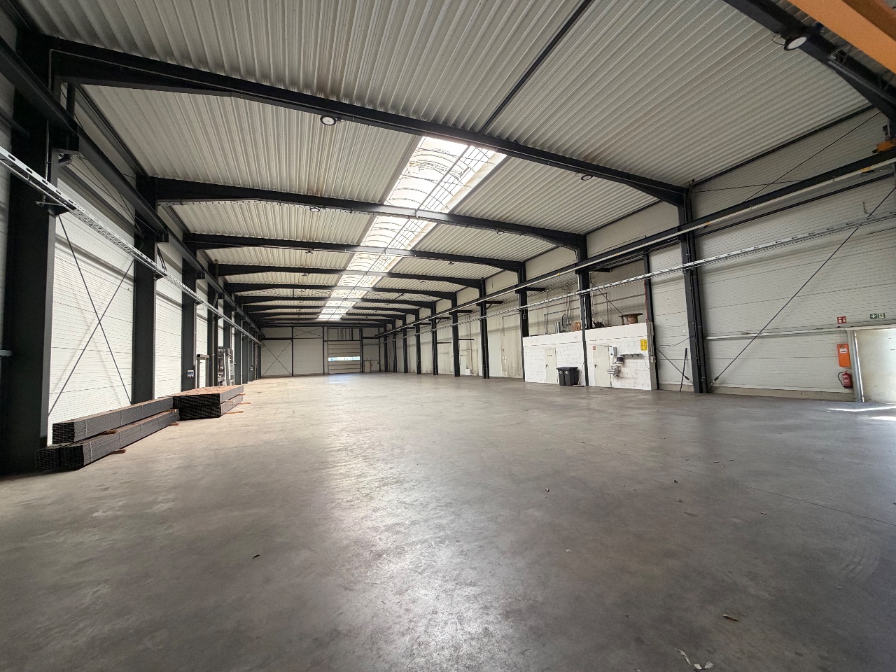Halle 2 (Abm.: 63 m x 18 m = 1.134 qm) - (First: 9 m - Traufe: 8 m) - (2 Hallen-Rolltore + Rampe) - (Bei Interesse rufen Sie mich einfach an: Jürgen Ziegler - 0171-4174141)