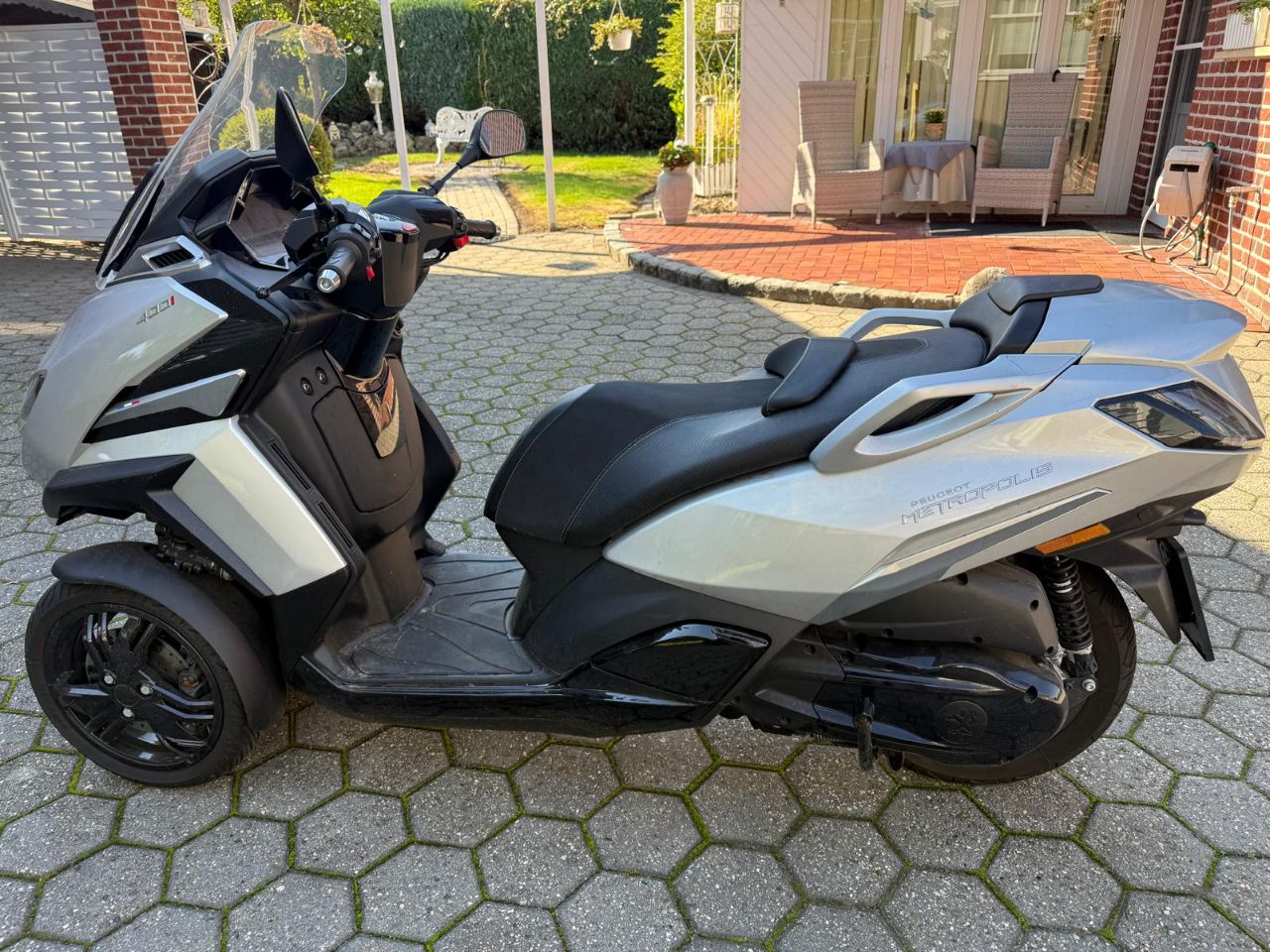 Roller (Peugeot, Metropolis) - (EZ: 29. April 2021) - (641 km) - (Startpreis: 2.500,00 EUR) - (Differenzb. = Preise zzgl. 18 % Courtage + zzgl. 19 % MwSt. auf die Courtage.)
