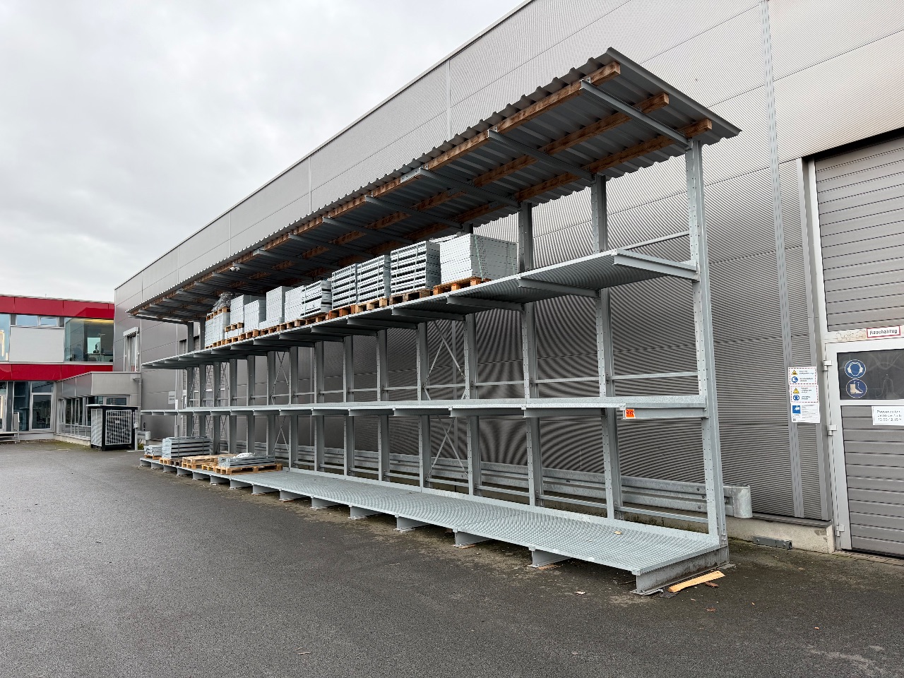 Kragarm-Regal (mit Dachüberstand) - (Robering, Bj.: 2022) - (15 Ständer, je 3 Kragarme) - (Ständerhöhe: 440 cm) - (Ständer-Abstand: 125 cm) - (mit Gitter-Ablageböden) - (Details im Langtext)