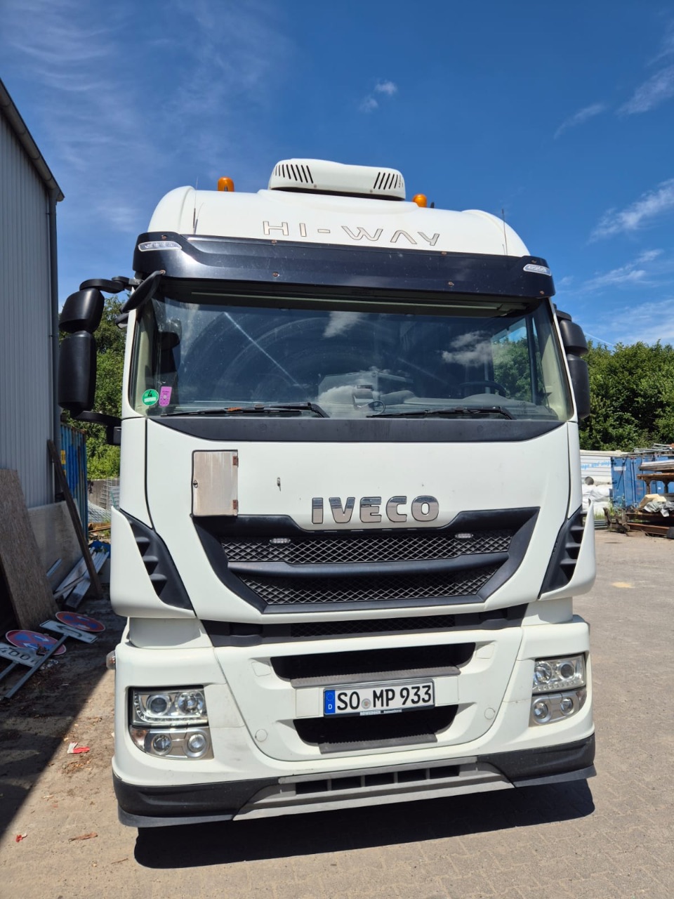 Sattelzugmaschine (Iveco) - (EZ: 11. September 2015) - (ca. 400.000 km) - (Startpreis: 6.500,00 €)