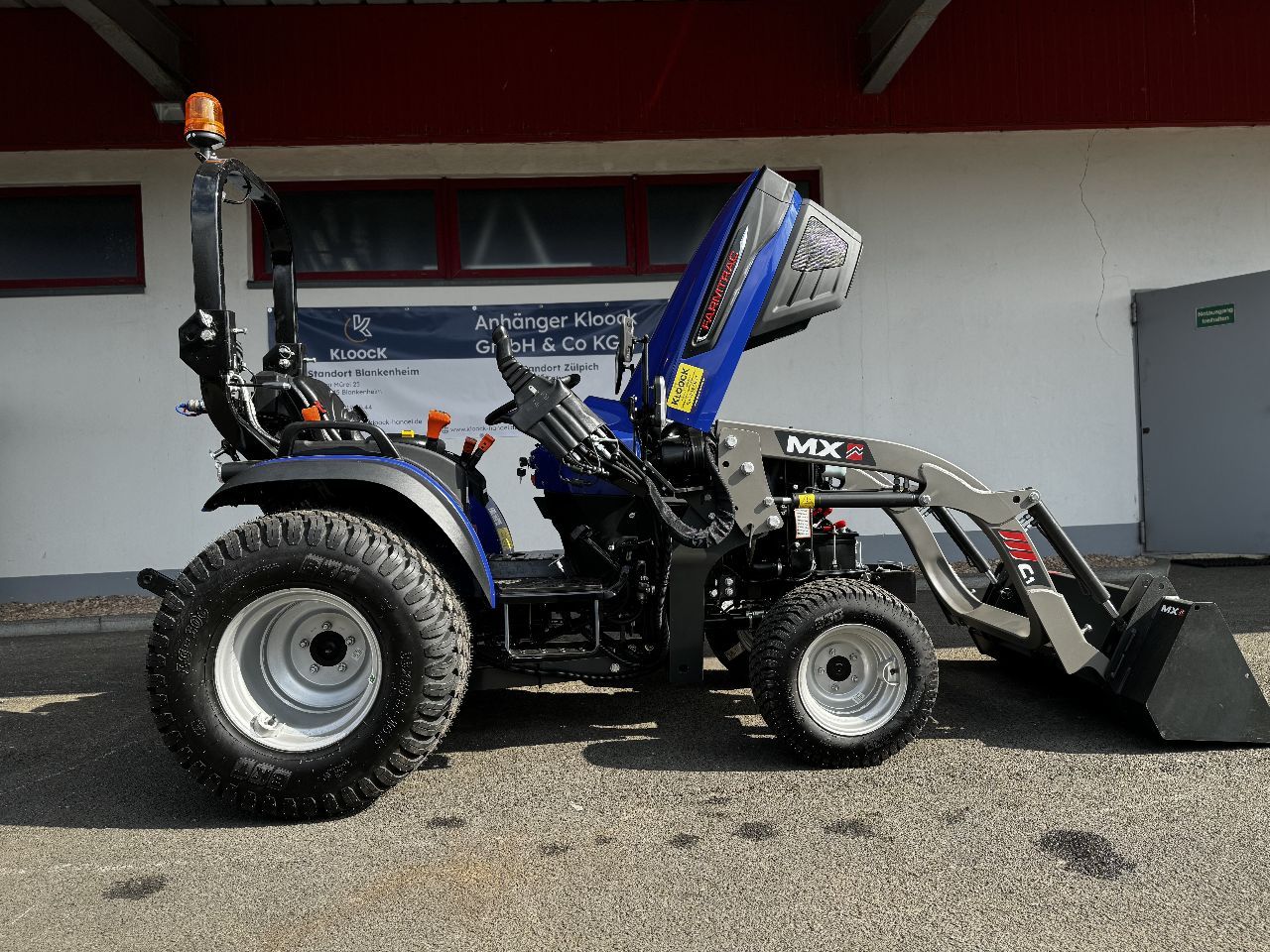 Kompakttraktor (Farmtrac, FT26-D003497) - (NEU) - (Frontlader MX) - (3-Zylinder Mitsubishi-Diesel-Motor) - (Hubkraft Heckkraftheber: 750 kg) - (Startpreis: 7.500,00 €)
