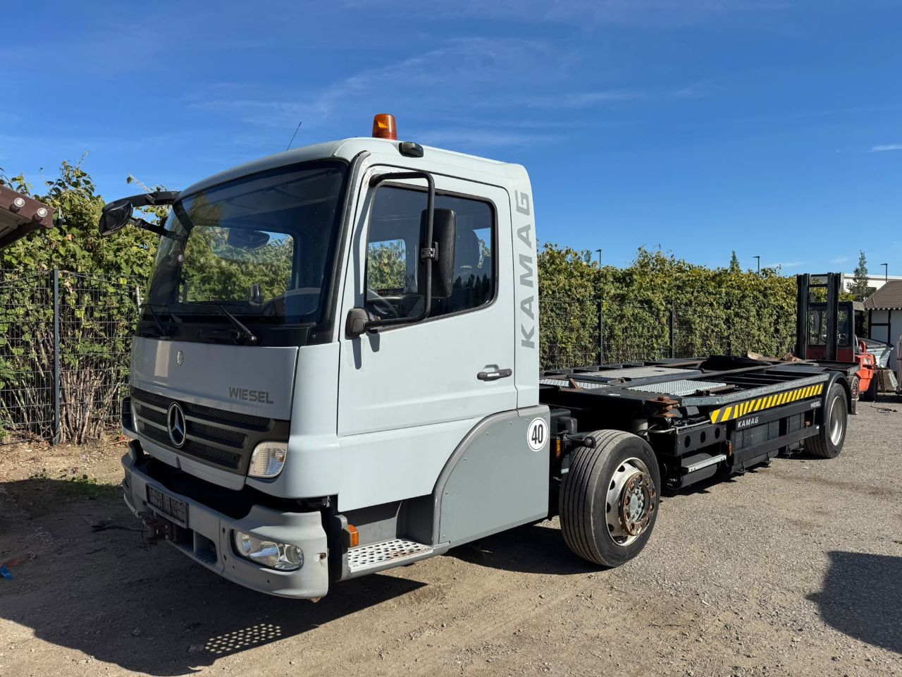 LKW (Kamag, WBH 25) - (EZ.: 02. Dezember 2010) - (ca. 39.814 km) - (2 in 1: Aufnahme v. Wechselbrücken & hydr. höhenverst. Sattelkupplung fürs Rangieren von Trailern) - (Mercedes-Benz Fahrerhaus & Motor) - (Startpreis: 10.000,00 EUR)