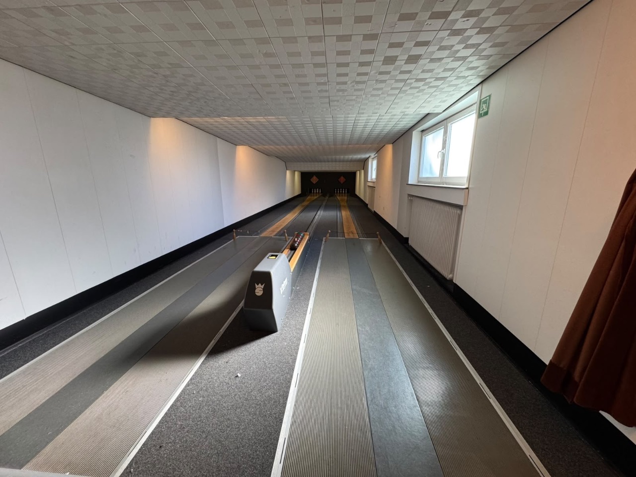 Posten Kegelbahnen (2 Stück) - (Spellmann) - (vollstänig + funktionstüchtig) - (mit Bestuhlung, Schrank, Schiefertafeln etc.)