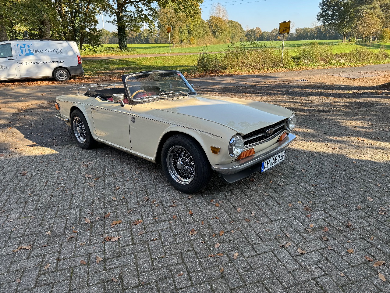 Oldtimer (LEYLAND, Triumph TR6-PI - 2.5 Benziner) - (Rechtslenker) - (EZ: 01. Januar 1970) - (40.522 km) - (mit kompletten Dokumentationen in 2 Ordnern) - (TÜV: neu) - (Startpreis: 8.500,00 EUR)