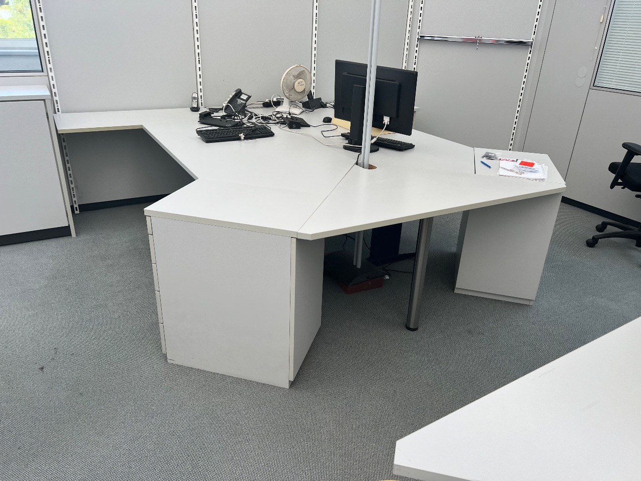 Doppel-Schreibtischanlage mit 2 Büro-Containern (je 4 Schübe)