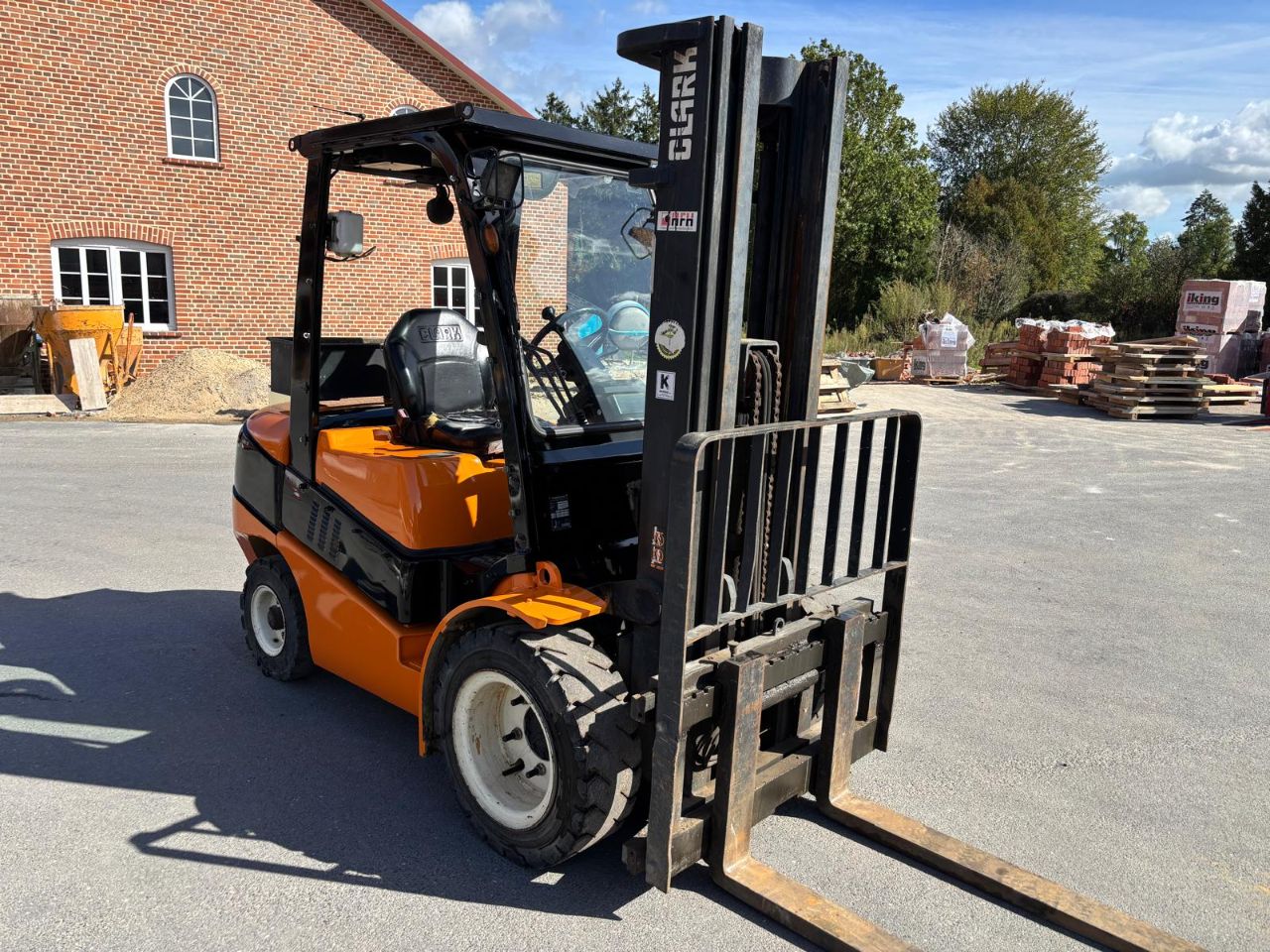 Diesel-Stapler (Clark, C 35 D) - (Bj.: 2009) - (ca. 1.587 h) - (Triplexmast-Hubhöhe: ca. 5 m) - (Freihub: ca. 1,70 m) - (neu lackiert) - (Differenzbesteuerung) - (5.000,00 EUR)