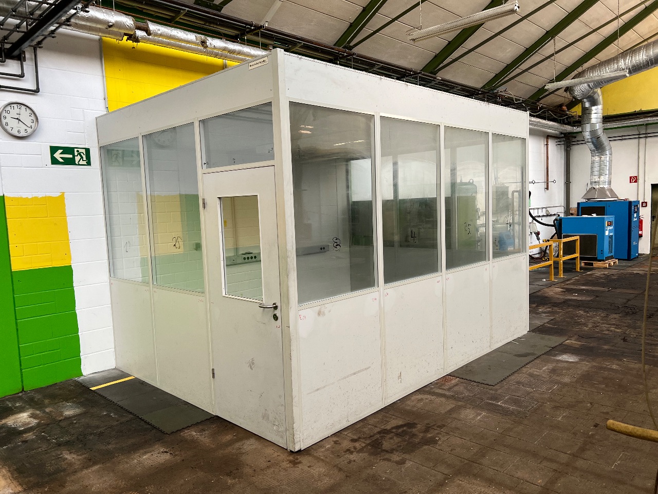 Büro-Container (L/B/H: ca. 4080 x 3050x 2800 mm), mit 1 Wand-Klimagerät  (AERMEC, SLG250W), Bj.: 2019