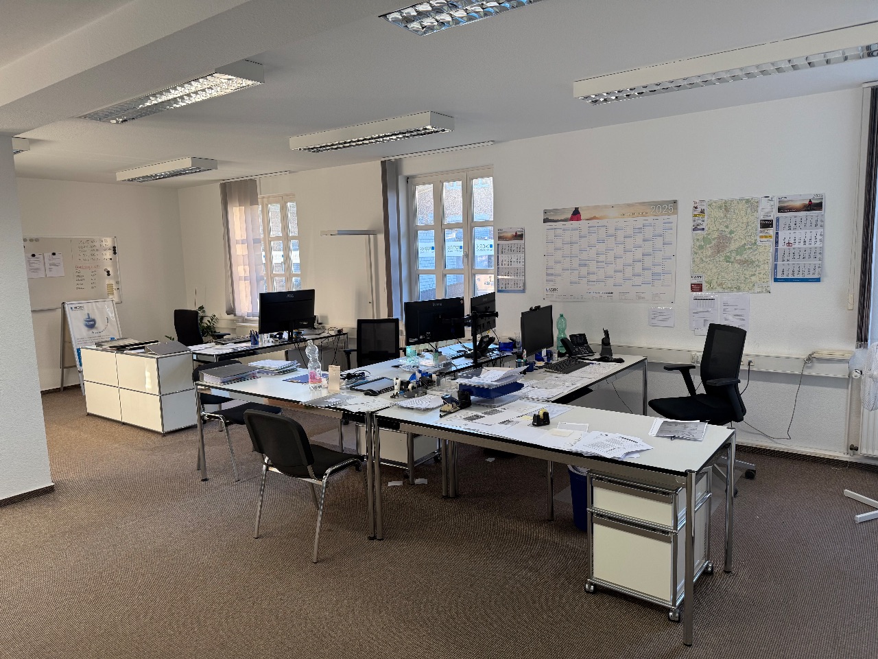 USM Haller Beistelltisch; 5 USM Haller Schreibtische; 2 USM Haller Büro-Rollcontainer; 2 USM Haller Regale; 3 Büro-Drehsessel; 2 Besucherstühle; 1 Rollcontainer; 1 Aktenschrank